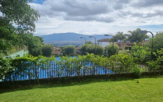 De oportunidad !! La casa que buscas está en Escazu. Casa separada en un lote de 600m con Espectacular Vista al Valle Central. Cód138491