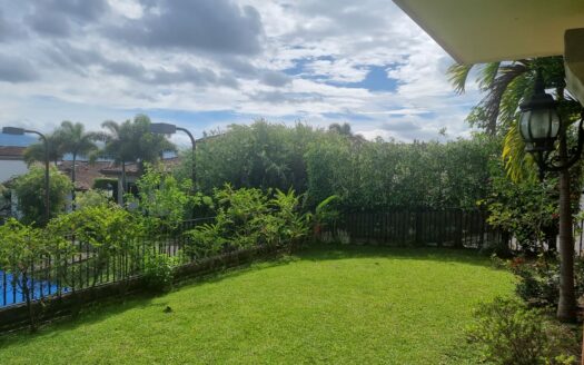 De oportunidad !! La casa que buscas está en Escazu. Casa separada en un lote de 600m con Espectacular Vista al Valle Central. Cód138491