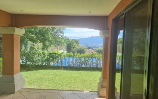 De oportunidad !! La casa que buscas está en Escazu. Casa separada en un lote de 600m con Espectacular Vista al Valle Central. Cód138491