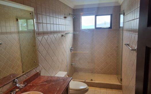 De oportunidad !! La casa que buscas está en Escazu. Casa separada en un lote de 600m con Espectacular Vista al Valle Central. Cód138491