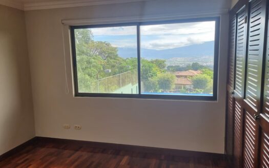 De oportunidad !! La casa que buscas está en Escazu. Casa separada en un lote de 600m con Espectacular Vista al Valle Central. Cód138491