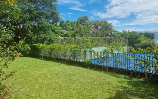 De oportunidad !! La casa que buscas está en Escazu. Casa separada en un lote de 600m con Espectacular Vista al Valle Central. Cód138491