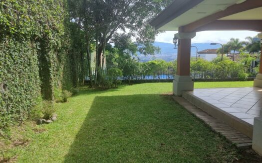 De oportunidad !! La casa que buscas está en Escazu. Casa separada en un lote de 600m con Espectacular Vista al Valle Central. Cód138491