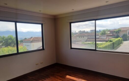 De oportunidad !! La casa que buscas está en Escazu. Casa separada en un lote de 600m con Espectacular Vista al Valle Central. Cód138491