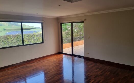 De oportunidad !! La casa que buscas está en Escazu. Casa separada en un lote de 600m con Espectacular Vista al Valle Central. Cód138491