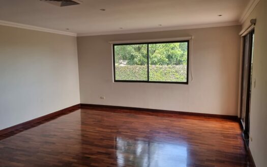 De oportunidad !! La casa que buscas está en Escazu. Casa separada en un lote de 600m con Espectacular Vista al Valle Central. Cód138491