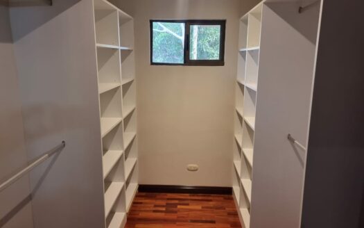 De oportunidad !! La casa que buscas está en Escazu. Casa separada en un lote de 600m con Espectacular Vista al Valle Central. Cód138491