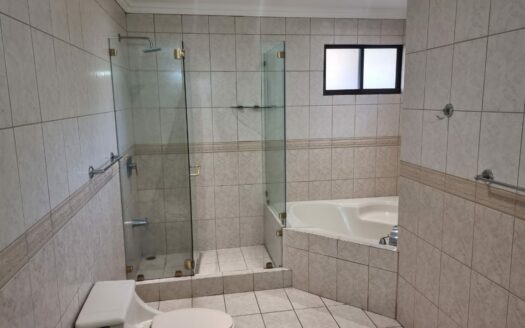 De oportunidad !! La casa que buscas está en Escazu. Casa separada en un lote de 600m con Espectacular Vista al Valle Central. Cód138491