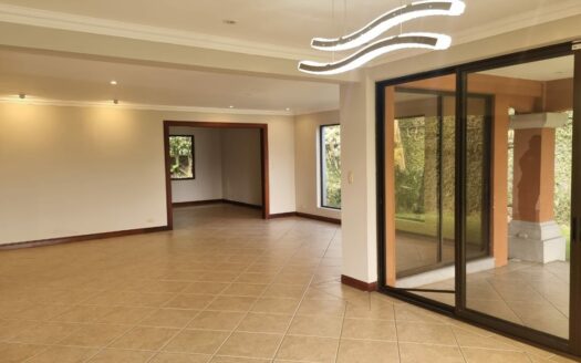 De oportunidad !! La casa que buscas está en Escazu. Casa separada en un lote de 600m con Espectacular Vista al Valle Central. Cód138491