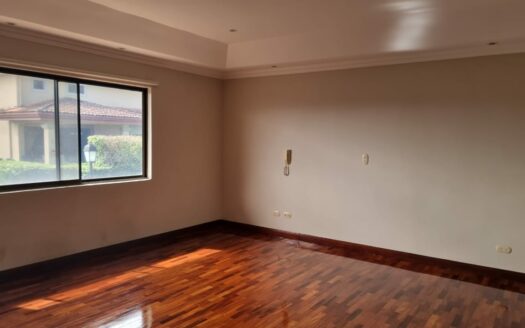 De oportunidad !! La casa que buscas está en Escazu. Casa separada en un lote de 600m con Espectacular Vista al Valle Central. Cód138491