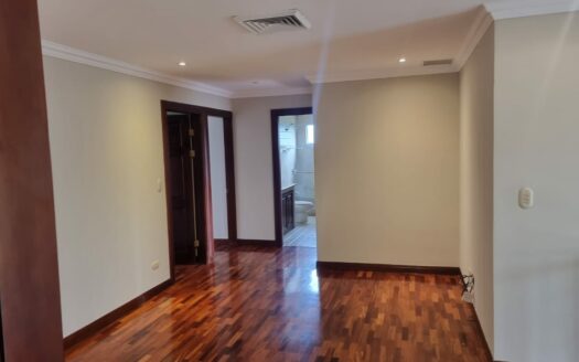 De oportunidad !! La casa que buscas está en Escazu. Casa separada en un lote de 600m con Espectacular Vista al Valle Central. Cód138491