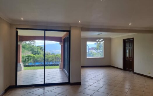 De oportunidad !! La casa que buscas está en Escazu. Casa separada en un lote de 600m con Espectacular Vista al Valle Central. Cód138491