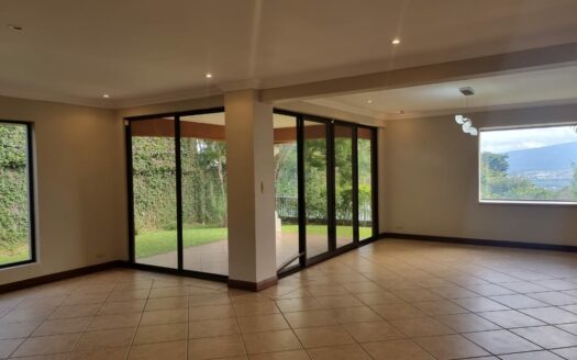 De oportunidad !! La casa que buscas está en Escazu. Casa separada en un lote de 600m con Espectacular Vista al Valle Central. Cód138491
