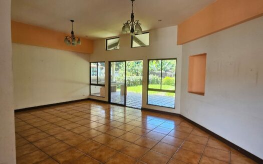 ¡REMATE BANCARIO, PRECIO DE OPORTUNIDAD! Casa en Venta en Condominio en Alajuela Centro, Amplia de 1 Planta y 5 Habitaciones. COD. 139647