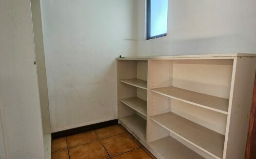 ¡REMATE BANCARIO, PRECIO DE OPORTUNIDAD! Casa en Venta en Condominio en Alajuela Centro, Amplia de 1 Planta y 5 Habitaciones. COD. 139647