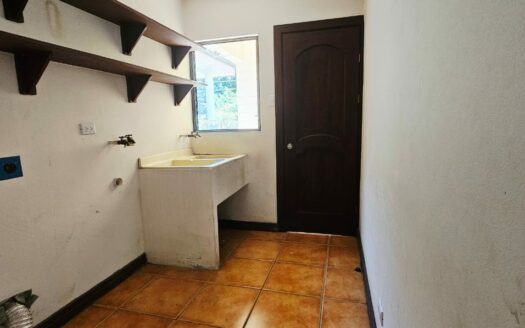 ¡REMATE BANCARIO, PRECIO DE OPORTUNIDAD! Casa en Venta en Condominio en Alajuela Centro, Amplia de 1 Planta y 5 Habitaciones. COD. 139647