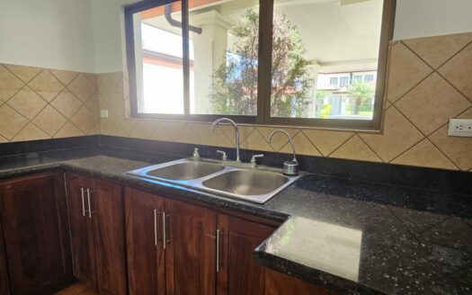 ¡REMATE BANCARIO, PRECIO DE OPORTUNIDAD! Casa en Venta en Condominio en Alajuela Centro, Amplia de 1 Planta y 5 Habitaciones. COD. 139647