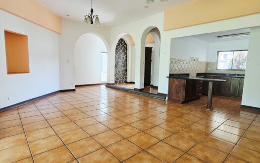 ¡REMATE BANCARIO, PRECIO DE OPORTUNIDAD! Casa en Venta en Condominio en Alajuela Centro, Amplia de 1 Planta y 5 Habitaciones. COD. 139647