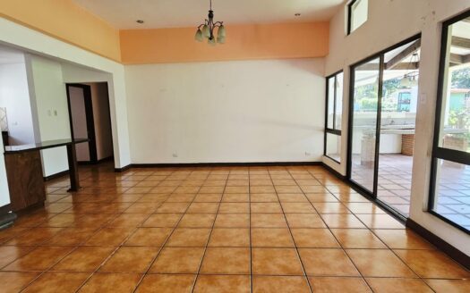 ¡REMATE BANCARIO, PRECIO DE OPORTUNIDAD! Casa en Venta en Condominio en Alajuela Centro, Amplia de 1 Planta y 5 Habitaciones. COD. 139647