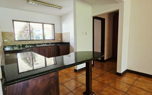 ¡REMATE BANCARIO, PRECIO DE OPORTUNIDAD! Casa en Venta en Condominio en Alajuela Centro, Amplia de 1 Planta y 5 Habitaciones. COD. 139647