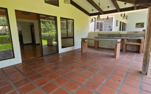 ¡REMATE BANCARIO, PRECIO DE OPORTUNIDAD! Casa en Venta en Condominio en Alajuela Centro, Amplia de 1 Planta y 5 Habitaciones. COD. 139647