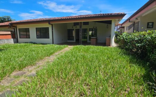¡REMATE BANCARIO, PRECIO DE OPORTUNIDAD! Casa en Venta en Condominio en Alajuela Centro, Amplia de 1 Planta y 5 Habitaciones. COD. 139647