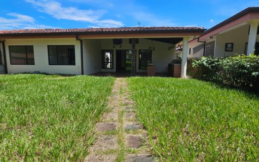 ¡REMATE BANCARIO, PRECIO DE OPORTUNIDAD! Casa en Venta en Condominio en Alajuela Centro, Amplia de 1 Planta y 5 Habitaciones. COD. 139647
