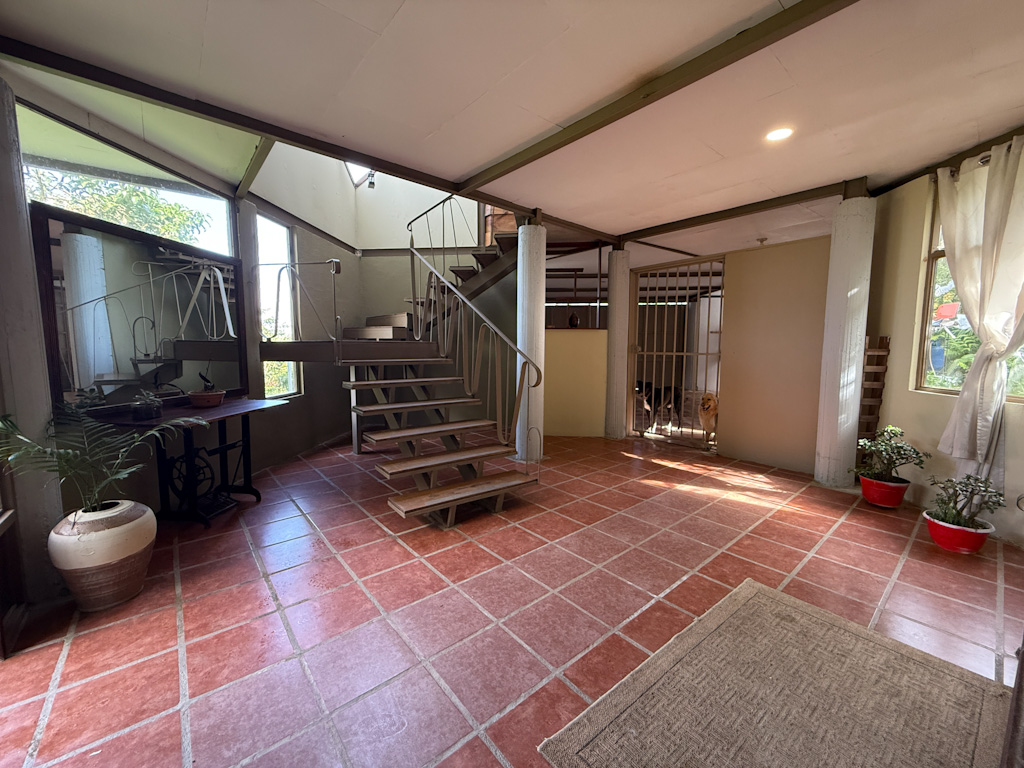 Hermosa Casa de 2 Niveles Rodeada de Bosque y Vegetación en Las Nubes de Coronado COD 138145