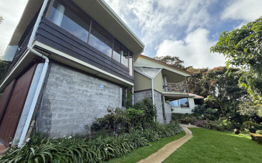 Hermosa Casa de 2 Niveles Rodeada de Bosque y Vegetación en Las Nubes de Coronado COD 138145