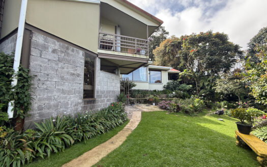 Hermosa Casa de 2 Niveles Rodeada de Bosque y Vegetación en Las Nubes de Coronado COD 138145