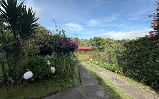 Hermosa Casa de 2 Niveles Rodeada de Bosque y Vegetación en Las Nubes de Coronado COD 138145