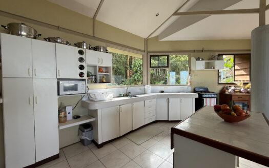 Hermosa Casa de 2 Niveles Rodeada de Bosque y Vegetación en Las Nubes de Coronado COD 138145