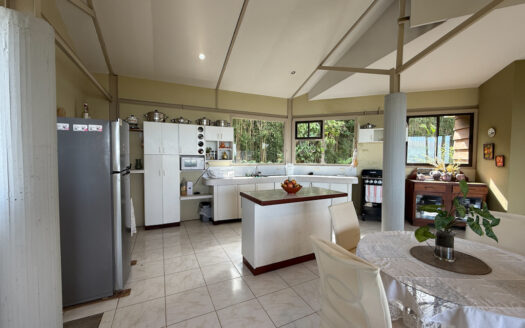 Hermosa Casa de 2 Niveles Rodeada de Bosque y Vegetación en Las Nubes de Coronado COD 138145