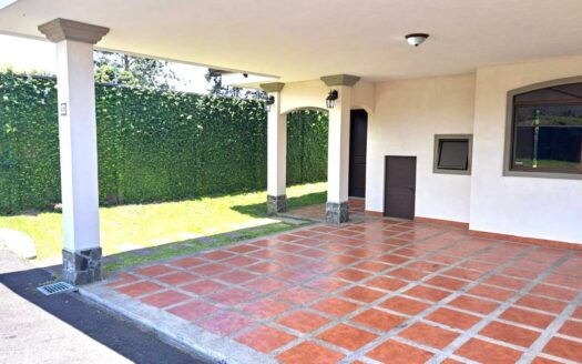 Casa en Venta en San Isidro de Heredia, Amplio Jardín y Seguridad 24/7. Código 138870