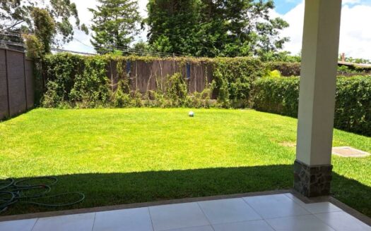 Casa en Venta en San Isidro de Heredia, Amplio Jardín y Seguridad 24/7. Código 138870