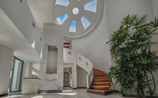 REMATE BANCARIO!!! Casa en Residencial Manantiales (Asunción de Belén)(Lote: 1930 m2 / Const: 1008 m2) 6 hab, 5 1/2 baños, piscina, jardín enorme. Cod. 138627