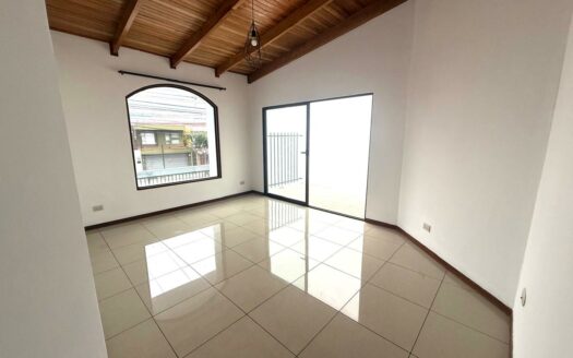 🏡 Casa en Alquiler en San Francisco de Heredia, Cerca del Hospital Nuevo – Amplios Espacios. Cochera para 4 Carros. Código 138629