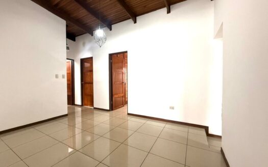 🏡 Casa en Alquiler en San Francisco de Heredia, Cerca del Hospital Nuevo – Amplios Espacios. Cochera para 4 Carros. Código 138629