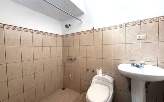 🏡 Casa en Alquiler en San Francisco de Heredia, Cerca del Hospital Nuevo – Amplios Espacios. Cochera para 4 Carros. Código 138629