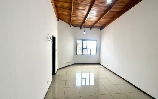 🏡 Casa en Alquiler en San Francisco de Heredia, Cerca del Hospital Nuevo – Amplios Espacios. Cochera para 4 Carros. Código 138629