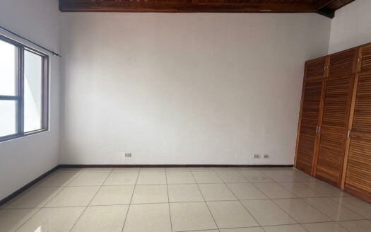 🏡 Casa en Alquiler en San Francisco de Heredia, Cerca del Hospital Nuevo – Amplios Espacios. Cochera para 4 Carros. Código 138629