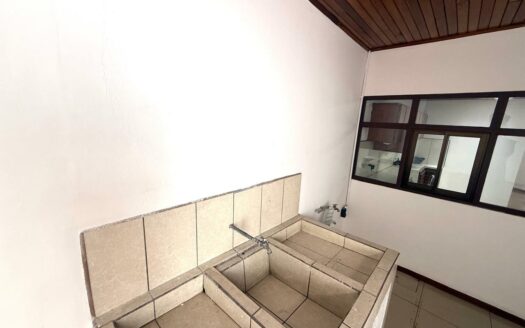 🏡 Casa en Alquiler en San Francisco de Heredia, Cerca del Hospital Nuevo – Amplios Espacios. Cochera para 4 Carros. Código 138629