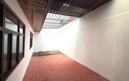 🏡 Casa en Alquiler en San Francisco de Heredia, Cerca del Hospital Nuevo – Amplios Espacios. Cochera para 4 Carros. Código 138629