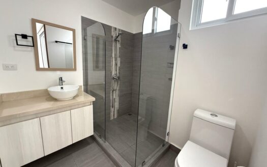 Casa en Venta en San Pablo de Heredia, Amplio Parqueo, Desocupada y como Nueva. Moderna y en Condominio con Amenidades. Código 138678