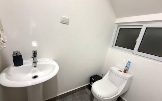 Casa en Venta en San Pablo de Heredia, Amplio Parqueo, Desocupada y como Nueva. Moderna y en Condominio con Amenidades. Código 138678