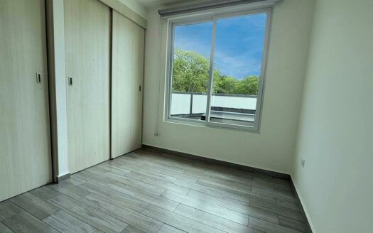 Casa en Venta en San Pablo de Heredia, Amplio Parqueo, Desocupada y como Nueva. Moderna y en Condominio con Amenidades. Código 138678