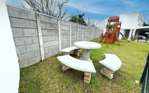 Casa en Venta en San Pablo de Heredia, Amplio Parqueo, Desocupada y como Nueva. Moderna y en Condominio con Amenidades. Código 138678