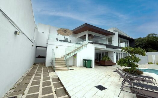 Casa en Venta en San Pablo de Heredia, Amplio Parqueo, Desocupada y como Nueva. Moderna y en Condominio con Amenidades. Código 138678