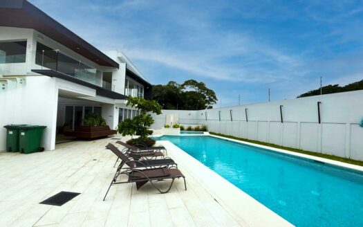 Casa en Venta en San Pablo de Heredia, Amplio Parqueo, Desocupada y como Nueva. Moderna y en Condominio con Amenidades. Código 138678