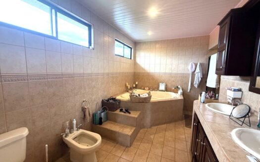 Casa en Venta en San Isidro de Heredia, con Amplio Jardín y Vista Panorámica a la Naturaleza. Código 139426